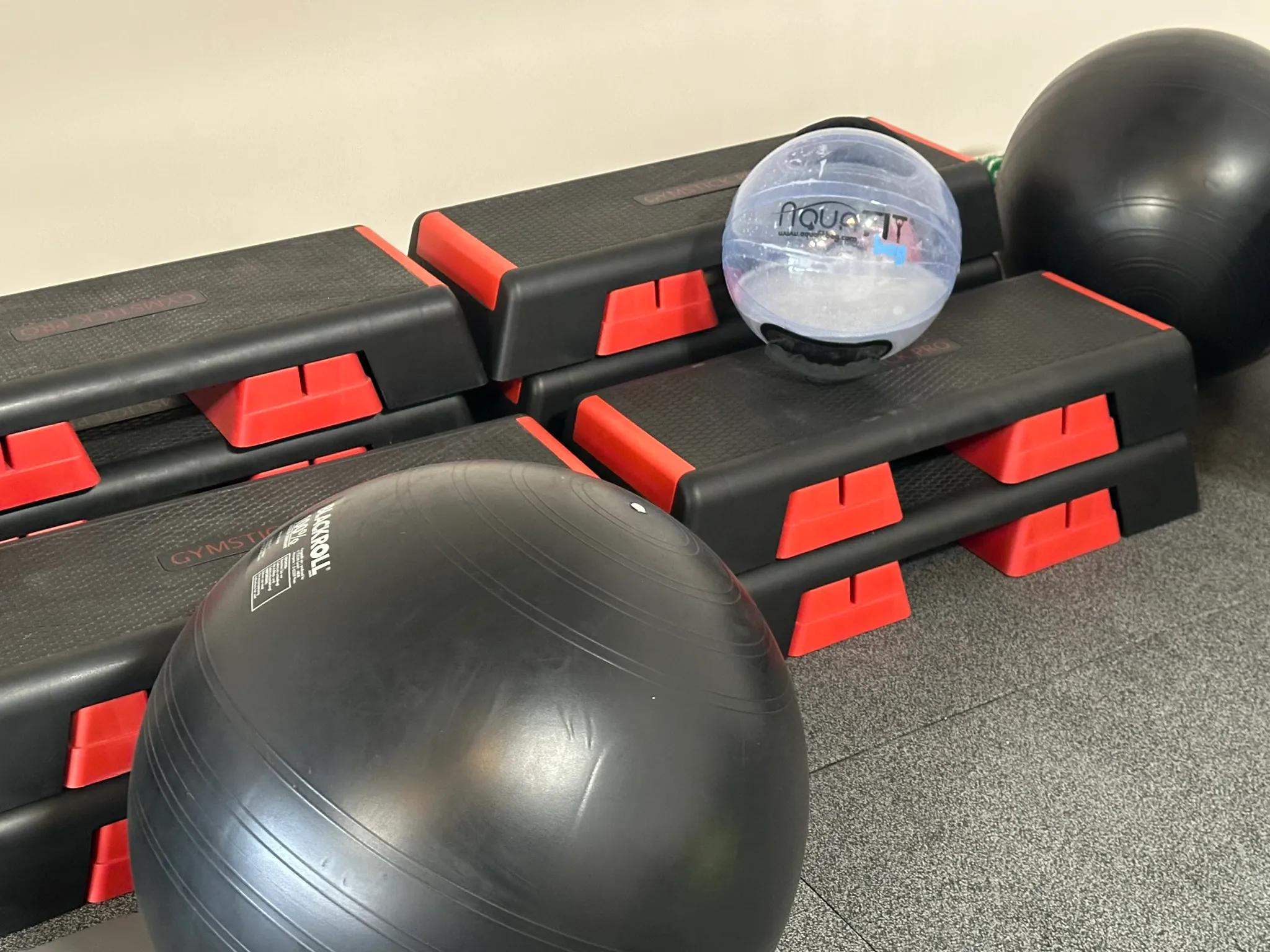 Steps, swiss balls et accessoires des cours collectifs