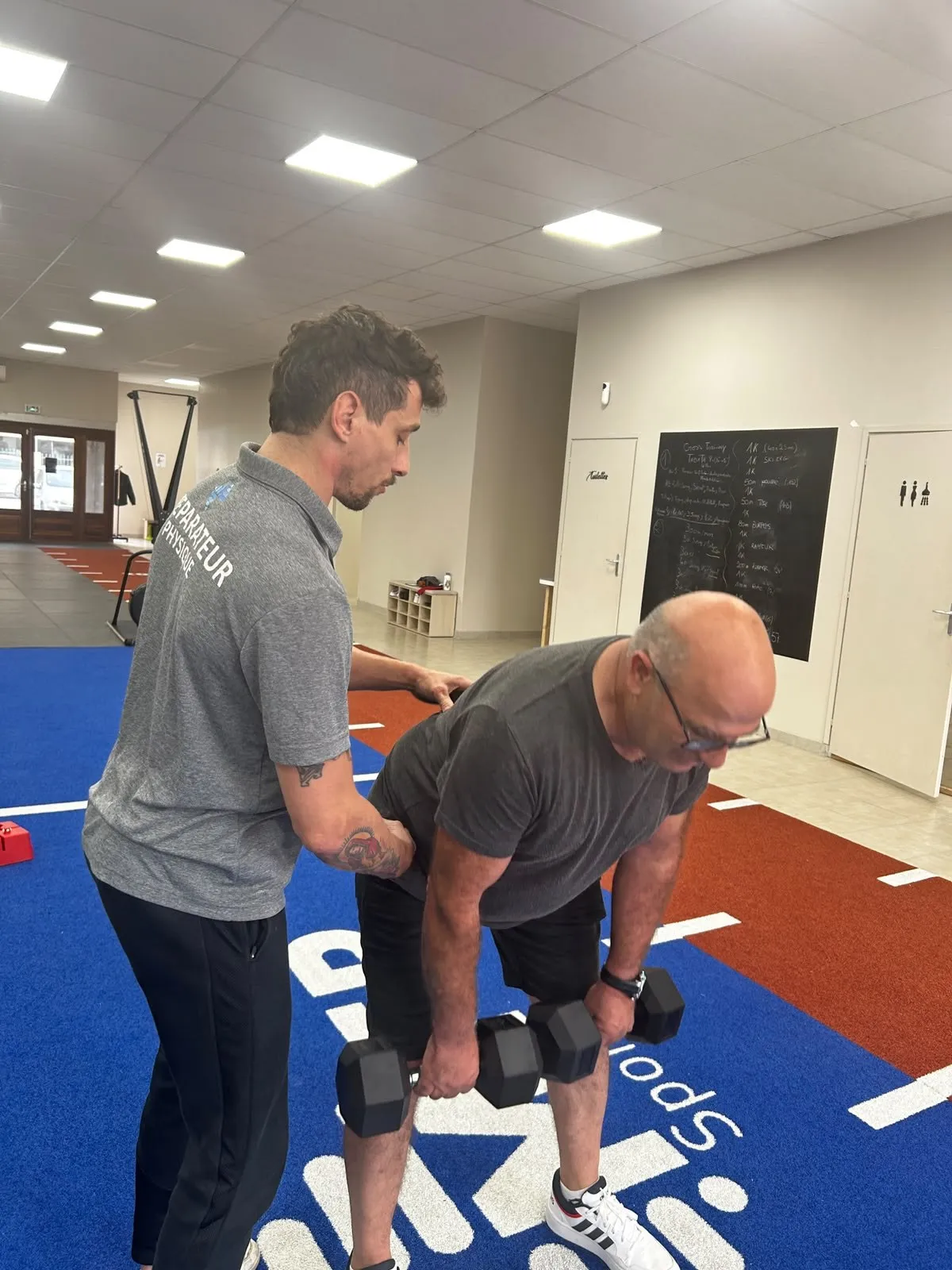 Étirement guidé par le préparateur physique à MFP Sport